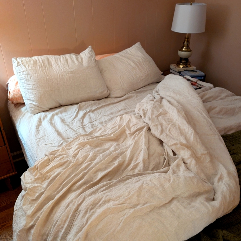 Bed Threads Queen linen fitted sheet plus two Standard pillow cases
